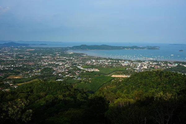 海景和天空城市景观港和美丽的大海从山顶在普吉岛 — 图库照片