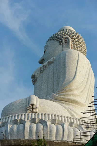 Grande Imagem Buda Branco Topo Montanha Phuket Tailândia Construçãotire Fotos — Fotografia de Stock