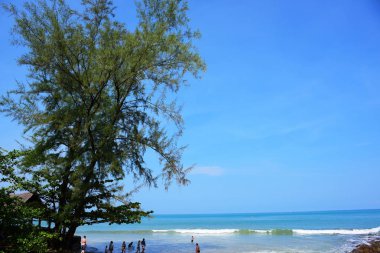 Güzel plaj, beyaz kum, parlak gün güzel gökyüzü.