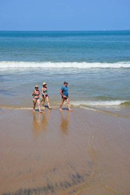 Güzel plaj, beyaz kum, parlak gün güzel gökyüzü.