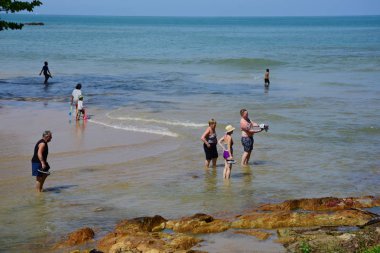 Güzel plaj, beyaz kum, parlak gün güzel gökyüzü.