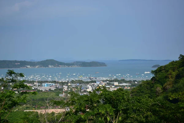 美丽的海滩 白色的波浪 岩石和白色沙滩与渔船 阳光明媚的一天 — 图库照片