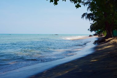 Güzel plaj, beyaz kum, parlak gün güzel gökyüzü.