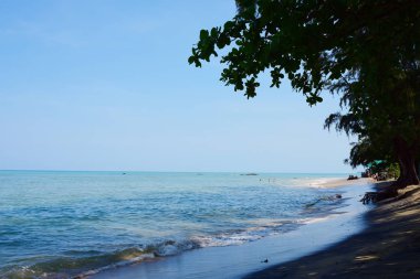 Güzel plaj, beyaz kum, parlak gün güzel gökyüzü.