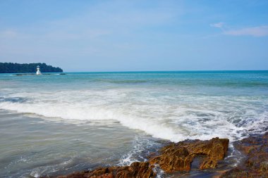 Güzel bir plaj, beyaz dalgalar, kayalar ve balıkçı tekneleri, esinti, güneş parlak gün ışığında beyaz kum plaj. Güzel bir plaj, temiz su, güzel plajları ve dalgalar. Güneşli bir günde