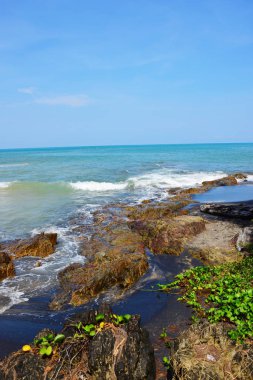 Güzel plaj, beyaz kum, parlak gün güzel gökyüzü.