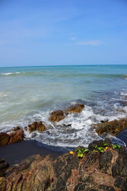 Güzel plaj, beyaz kum, parlak gün güzel gökyüzü.