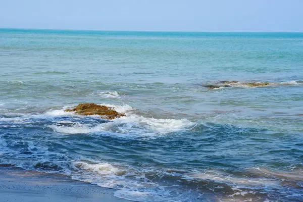 Schöner Strand Weiße Wellen Felsen Und Weißer Sandstrand Mit Fischerbooten — Stockfoto