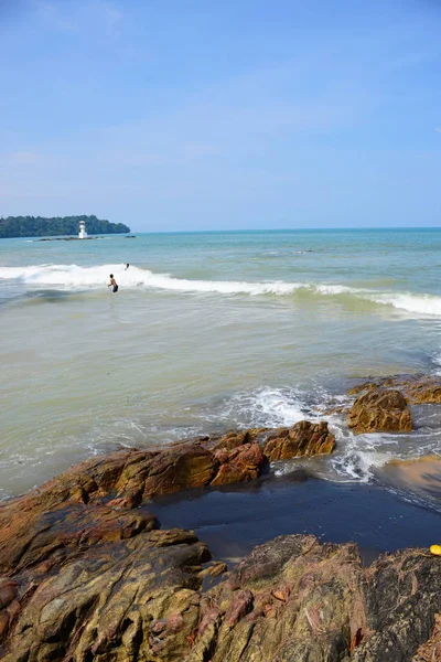 Piękna Plaża Białe Fale Skały Biały Piasek Plaży Łodzie Rybackie — Zdjęcie stockowe