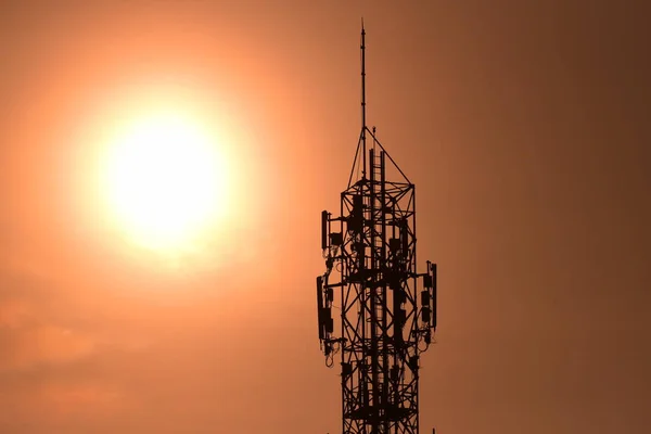 Antena Comunicação Sem Fio Com Nascer Sol Céu Brilhante Torre — Fotografia de Stock