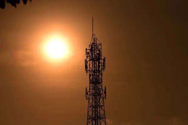Trådlös Kommunikation Antennen Med Sunrise Ljus Himmel Telekommunikationen Står Hög — Stockfoto