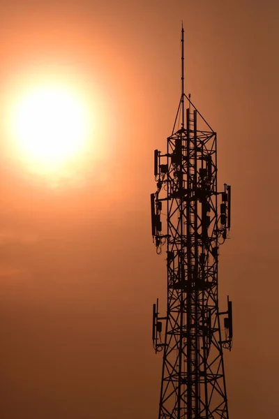 Antenna Comunicazione Senza Fili Con Cielo Luminoso All Alba Torre — Foto Stock