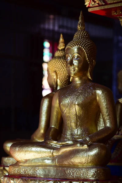 Imagem Dourada Buda Reverência Sutras Budistas Wat Luang Pothit Tailândia — Fotografia de Stock