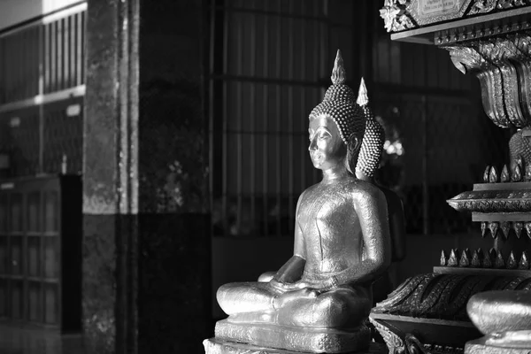 黄金の仏像 仏教経典でワット ルアン Pothit の畏敬の念 — ストック写真