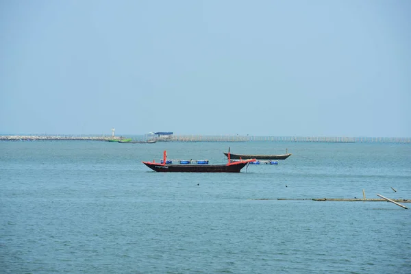 泰国春武里钓鱼港渔船和旧船 — 图库照片