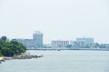 Güzel bir plaj, beyaz dalgalar, kayalar ve balıkçı tekneleri, esinti, güneş parlak gün ışığında beyaz kum plaj.