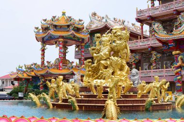 Çin Sanat tapınak Tayland. Chonburi, Made Taş Tapınak alanının içini dekore Thailand.Chinese heykel insanlar ibadet olduğunu. Çince ejderha heykeli Çin dekorasyon Budist inançları göre. Çin Tapınak