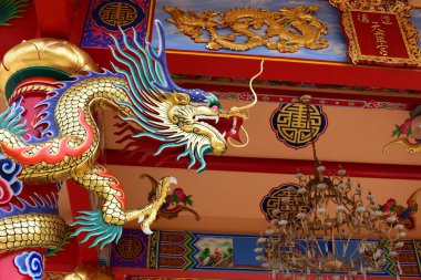 Tayland 'daki Çin sanat türbesi. Chonburi, Tayland 'daki insanların ibadeti. Tapınak alanının içine yerleştirilmiş taştan yapılmış Çin heykeli. Çin ejderhası heykeli.