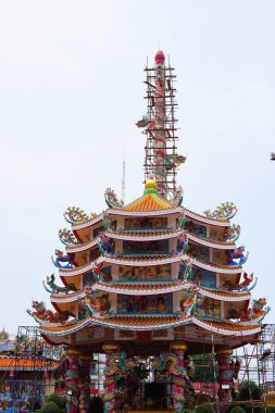 Tayland 'daki Çin sanat türbesi. Chonburi, Tayland 'daki insanların ibadeti. Tapınak alanının içine yerleştirilmiş taştan yapılmış Çin heykeli. Çin ejderhası heykeli.