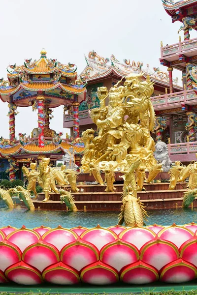 在泰国的中国艺术圣地 这是在泰国春武里的人崇拜 中国雕塑用石头装饰在神社区内 中国龙雕像中国装饰根据佛教信仰 在中国神社 — 图库照片