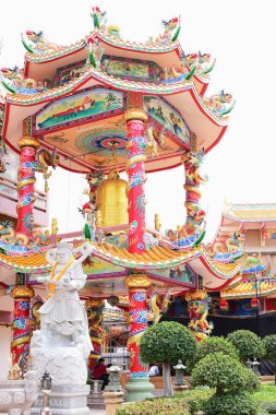 Tayland 'daki Çin sanat türbesi. Chonburi, Tayland 'daki insanların ibadeti. Tapınak alanının içine yerleştirilmiş taştan yapılmış Çin heykeli. Çin ejderhası heykeli.
