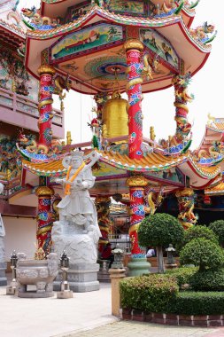 Tayland 'daki Çin sanat türbesi. Chonburi, Tayland 'daki insanların ibadeti. Tapınak alanının içine yerleştirilmiş taştan yapılmış Çin heykeli. Çin ejderhası heykeli.