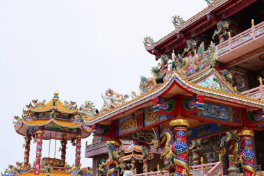 Tayland 'daki Çin sanat türbesi. Chonburi, Tayland 'daki insanların ibadeti. Tapınak alanının içine yerleştirilmiş taştan yapılmış Çin heykeli. Çin ejderhası heykeli.