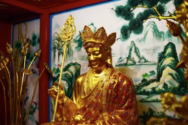 Tayland 'daki Çin sanat türbesi. Chonburi, Tayland 'daki insanların ibadeti. Tapınak alanının içine yerleştirilmiş taştan yapılmış Çin heykeli. Çin ejderhası heykeli.