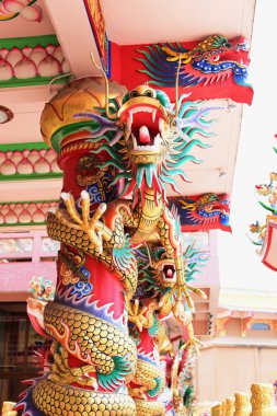 Tayland 'daki Çin sanat türbesi. Chonburi, Tayland 'daki insanların ibadeti. Tapınak alanının içine yerleştirilmiş taştan yapılmış Çin heykeli. Çin ejderhası heykeli.