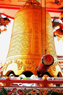 Tayland 'daki Çin sanat türbesi. Chonburi, Tayland 'daki insanların ibadeti. Tapınak alanının içine yerleştirilmiş taştan yapılmış Çin heykeli. Çin ejderhası heykeli.