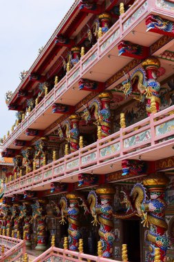 Tayland 'daki Çin sanat türbesi. Chonburi, Tayland 'daki insanların ibadeti. Tapınak alanının içine yerleştirilmiş taştan yapılmış Çin heykeli. Çin ejderhası heykeli.