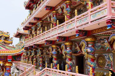 Tayland 'daki Çin sanat türbesi. Chonburi, Tayland 'daki insanların ibadeti. Tapınak alanının içine yerleştirilmiş taştan yapılmış Çin heykeli. Çin ejderhası heykeli.