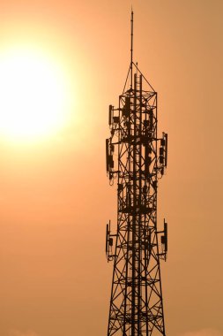 Soyut telekomünikasyon kule anten ve uydu çanağı gündoğumu gökyüzü arka plan
