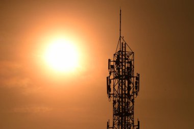 Soyut telekomünikasyon kule anten ve uydu çanağı gündoğumu gökyüzü arka plan