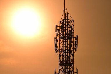 Soyut telekomünikasyon kule anten ve uydu çanağı gündoğumu gökyüzü arka plan