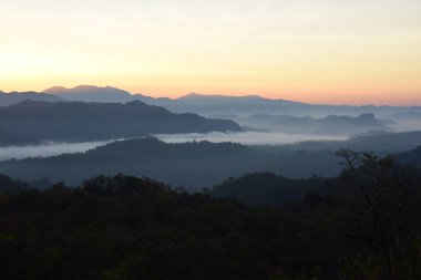 Güzel gökyüzü ve altın bulutlar. Ve dağ güneş doğmadan önce. Sabah erkenden. Tepenin üst göz güneş doğuyor.