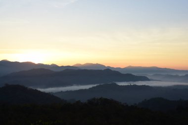 Güzel gökyüzü ve altın bulutlar. Ve dağ güneş doğmadan önce. Sabah erkenden. Tepenin üst göz güneş doğuyor.