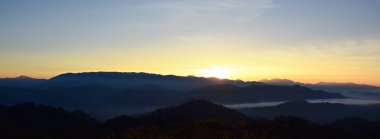 Güzel gökyüzü ve altın bulutlar. Ve dağ güneş doğmadan önce. Sabah erkenden. Tepenin üst göz güneş doğuyor.