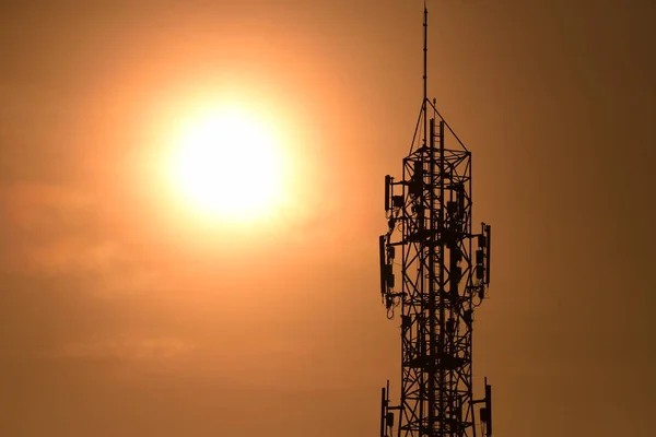 Astratto Torre Telecomunicazione Antenna Parabola Satellitare Sorgere Del Sole Cielo — Foto Stock