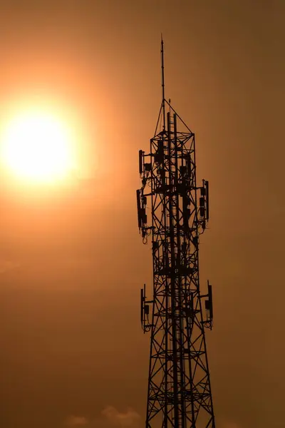 Astratto Torre Telecomunicazione Antenna Parabola Satellitare Sorgere Del Sole Cielo — Foto Stock