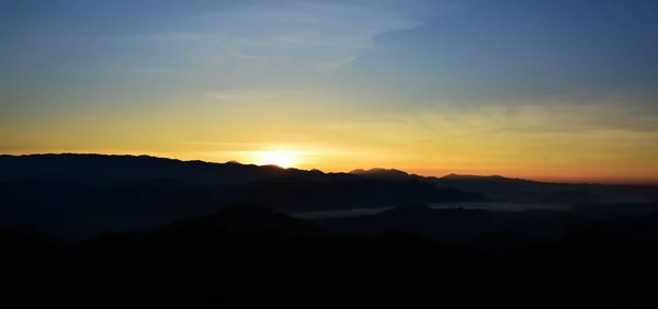 Schöner Himmel Und Goldene Wolken Und Berge Vor Sonnenaufgang Frühen — Stockfoto