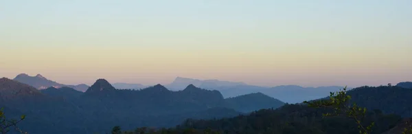 Céu Bonito Nuvens Douradas Montanhas Antes Nascer Sol Manhã Cedo — Fotografia de Stock