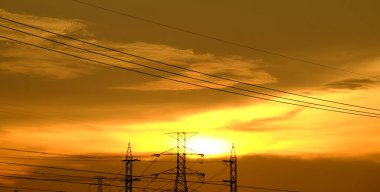  Yüksek güçlü enerji nakil direkleri güzel gökyüzü ile önceden karanlık günlerde altın.