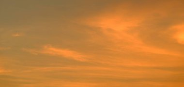 Güzel gökyüzü ve gün batımı kullanılan arka plan resmi olarak altın bulutlar.