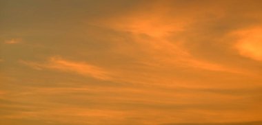 Güzel gökyüzü ve gün batımı kullanılan arka plan resmi olarak altın bulutlar.