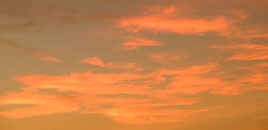 Güzel gökyüzü ve gün batımı kullanılan arka plan resmi olarak altın bulutlar.