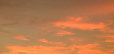 Güzel gökyüzü ve gün batımı kullanılan arka plan resmi olarak altın bulutlar.