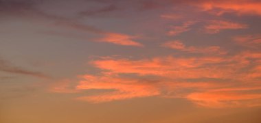 Güzel gökyüzü ve gün batımı kullanılan arka plan resmi olarak altın bulutlar.