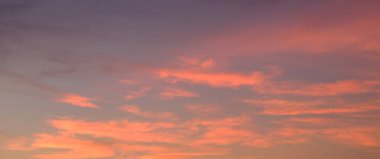 Güzel gökyüzü ve gün batımı kullanılan arka plan resmi olarak altın bulutlar.