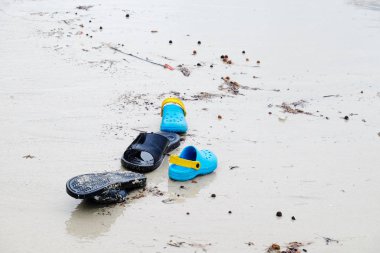 Turistler plajda yüzüyor. Ve kumlu plaj boyunca yürüyüş yapın. Şemsiye yağmurlu bir günde sahilde, Sattahip, Chonburi, Tayland tarihinde 28 Nisan 2018 kullanmanız gerekir.